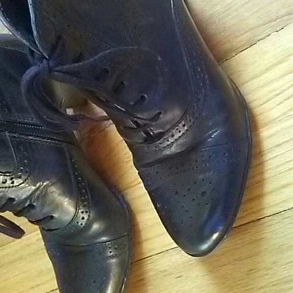 Sophisticated Born wingtip boots! - Picture 2 of 7